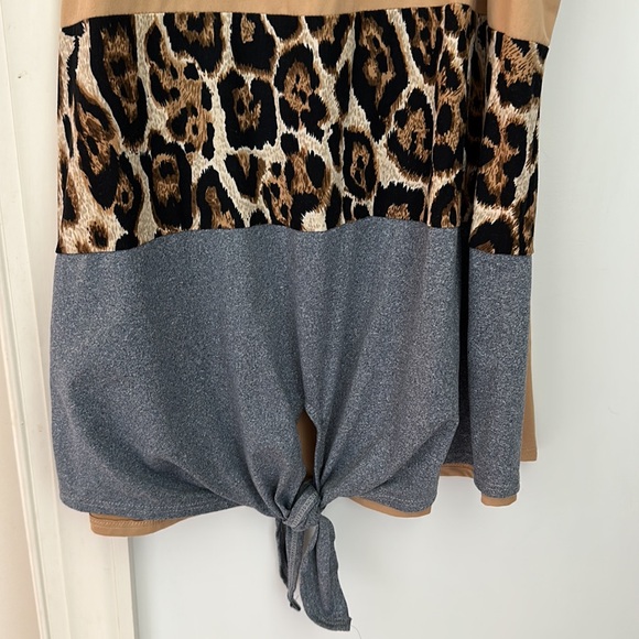 🌟2/$10🌟Boutique Leopard Striped Cross Neck Detail Tank Top - Picture 3 of 4